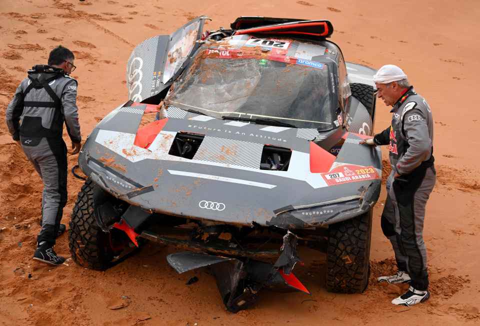 Sainz breaks a vertebra after the Dakar accident